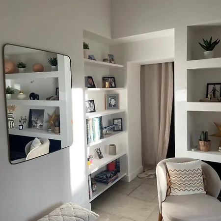 Vaste Et Bel En Plein Centre-ville De *