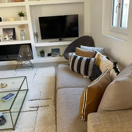 Vaste Et Bel En Plein Centre-ville De *